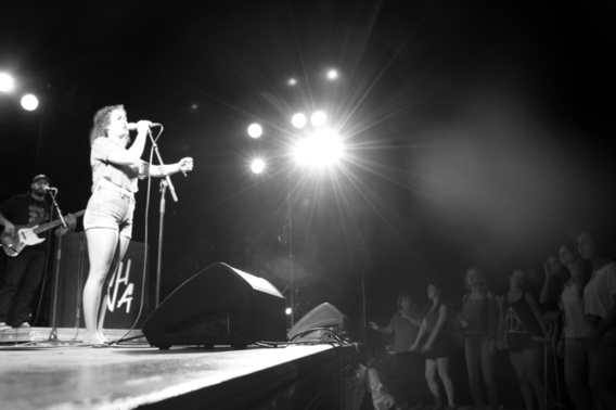 Regarde sous tes fenêtres Regarde sous tes fenêtres