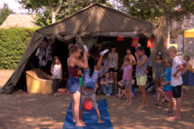 Regarde sous tes fenêtres Regarde sous tes fenêtres