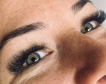 Les extensions de cil et ongles en gel chez Lun'Eyes à la Brillanne