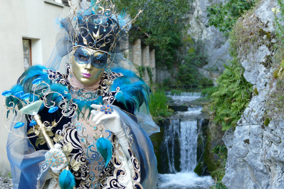 Pour fêter le Printemps, Moustiers-Sainte-Marie brille de 1000 couleurs !