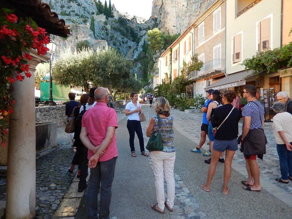 Pour fêter le Printemps, Moustiers-Sainte-Marie brille de 1000 couleurs !