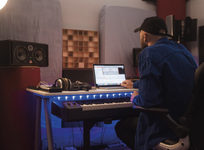 PORTRAIT DE JOSSELIN POLLET ALIAS CLYDE BESSI BEATMAKER... PORTRAIT DE JOSSELIN POLLET ALIAS CLYDE BESSI BEATMAKER...
