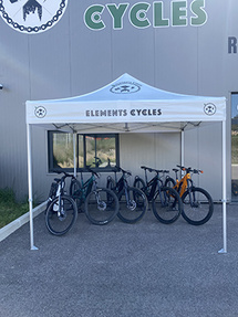 Cet été toutes les routes mènent chez Éléments Cycles ! Cet été toutes les routes mènent chez Éléments Cycles !
