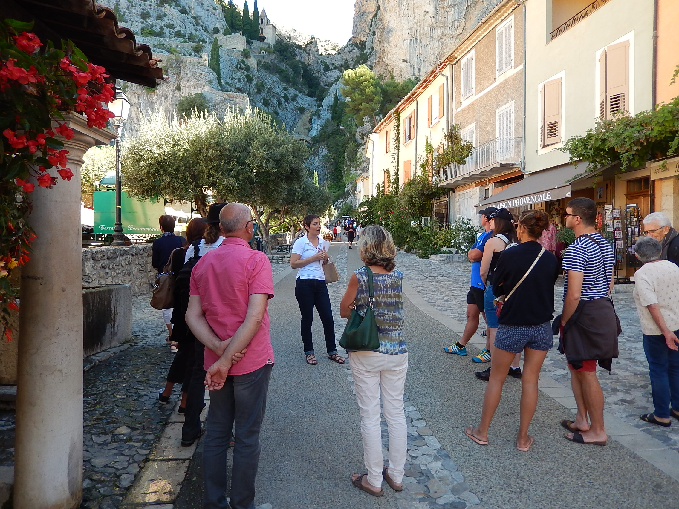 Pour fêter le Printemps, Moustiers-Sainte-Marie brille de 1000 couleurs !