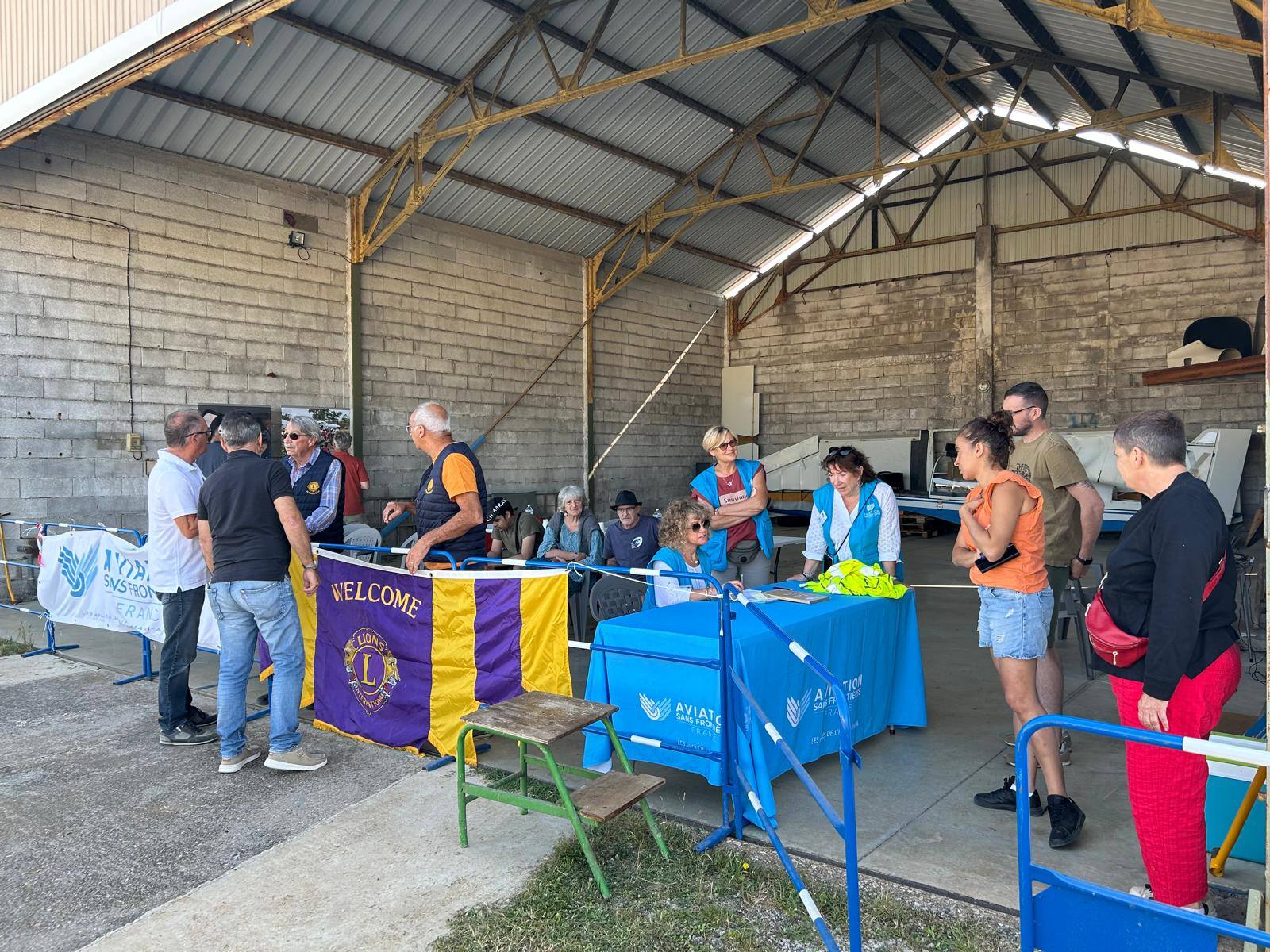 Baptême de l'air, passation de pouvoir et brocante pour le lions club de manosque